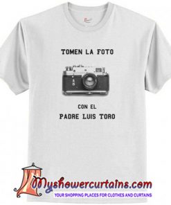 TomEn la foto con el padre luis toro T-Shirt